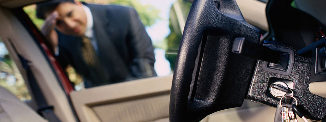 man forgot key inside car