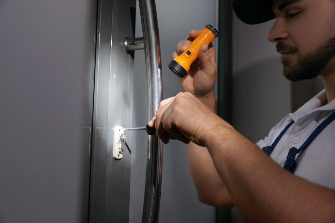 techncian fixe door
