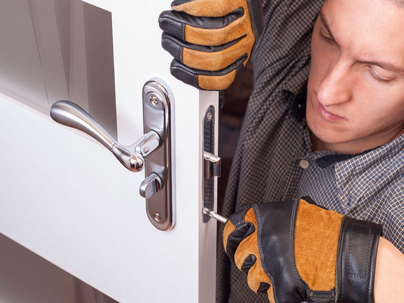  Technicain repair door lock 