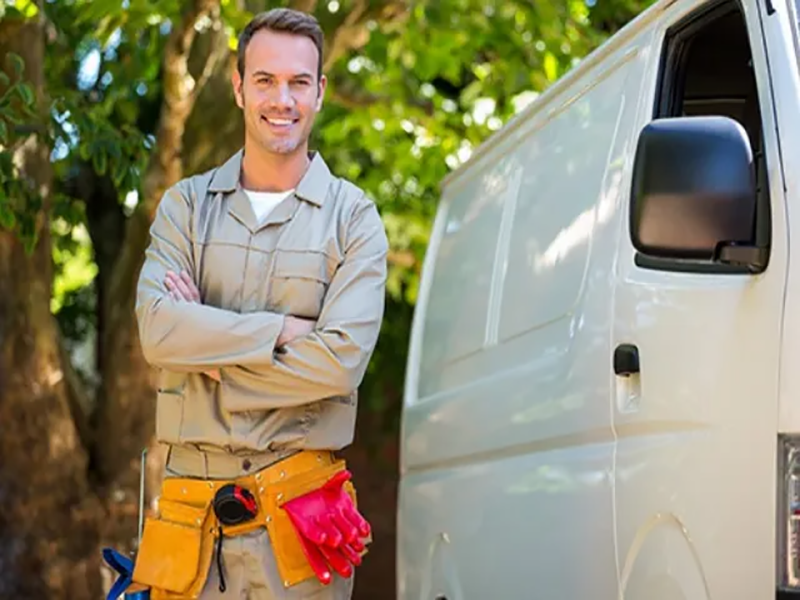 techncian with emergency car for help